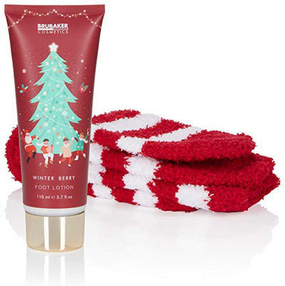 BRUBAKER Cosmetics Weihnachten Geschenkset Winter Beeren Duft - Extra weiche Plüsch Socken mit 110 ml Fußlotion - Fußpflege Weihnachtsset für Frauen und Männer