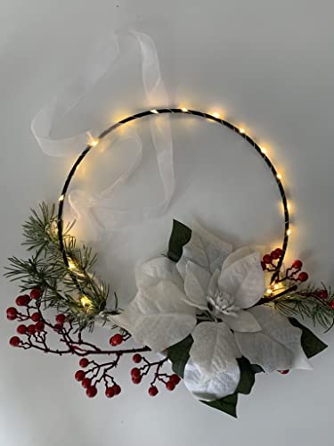 2474U Dekoring White Christmas weiß-rot naturgetreue Blüten mit 20er MikroLED Lichterkette im Metallring ca. 33cm Ø mit Organzaband zum Aufhängen Gesteck Weichnachtsstern weiß Beeren rot Zeder Tanne