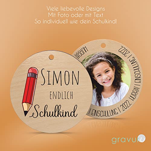 gravuru Personalisierte Holz Anhänger für Schultüte mit Foto - Schultütenanhänger erster Schultag - Namensanhänger Schulkind 2022 mit Namen & Motiven - Geschenk zur Einschulung für Junge & Mädchen