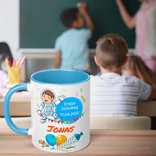 Geschenk zur Einschulung für Mädchen und Jungen: personalisierte Tasse "Erster Schultag" mit Name und Datum (Astronaut, Hellblau)