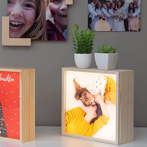 Echtglasbild personalisieren – Foto + Text selbst gestalten | bruchsicheres Glas in brillanter Fotoqualität | Fotogeschenk Sunnywall® + Geschenkkarte mit LED Leuchtbox, 20 cm x 20 cm