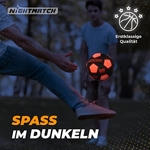 NIGHTMATCH LED Leuchtfußball - Offizielle Größe 5 - Komplettset - 2 Sensor aktivierte LED's für Spaß im Dunkeln - Ideal für Klein & Groß - Leuchtfussball, Leuchtball Kinder, Fussball (Schwarz/Orange)