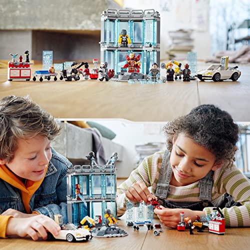 LEGO 76216 Marvel Iron Mans Werkstatt mit Anzügen, Spielzeug zum Bauen, Avengers-Set mit Minifiguren, Geschenk für Kinder ab 7 Jahren