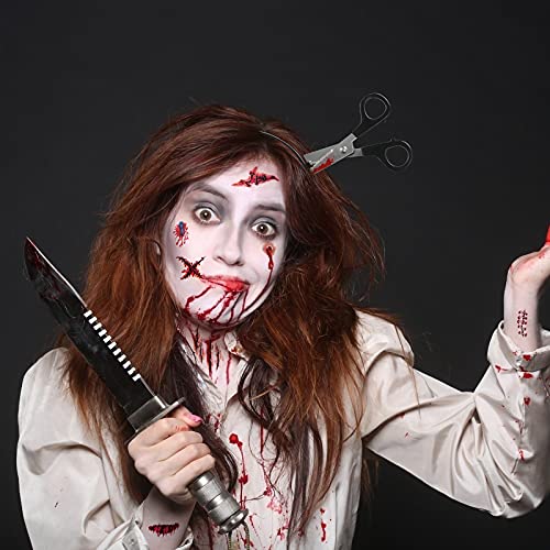 KATOOM Blutige Schere Messer im Kopf 35TLG Halloween Grusel Accessoires Set Spritze Horror Haarreif mit 30pcs Halloween Zombie Scars Tattoo Küchenmesser Schlüssel für Gruselkostüm Zombie