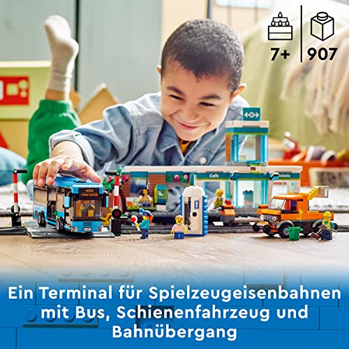 LEGO 60335 City Bahnhof, Spielzeug mit Schienen-LKW, Straßenplatte, Schienensegmenten und Minifiguren, Geschenk Set, kombinierbar mit City Zug Sets und mehr