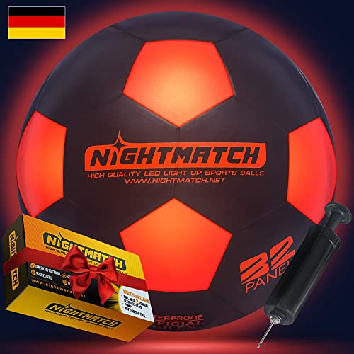 NIGHTMATCH LED Leuchtfußball - Offizielle Größe 5 - Komplettset - 2 Sensor aktivierte LED's für Spaß im Dunkeln - Ideal für Klein & Groß - Leuchtfussball, Leuchtball Kinder, Fussball (Schwarz/Orange)