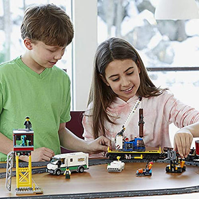 LEGO 60198 City Güterzug, Set mit batteriebetriebenem Motor, Bluetooth-Fernbedienung, 3 Wagen, Gleise und Zubehör