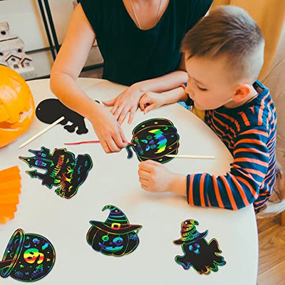 COLOFALLA 51 Stück Halloween Kratzbilder Set Regenbogen DIY Basteln für Kinder Halloween Party Anhänger Deko Mitgebsel mit Holzstäbchen Bänder Bastelset Geschenke für Junge Mädchen