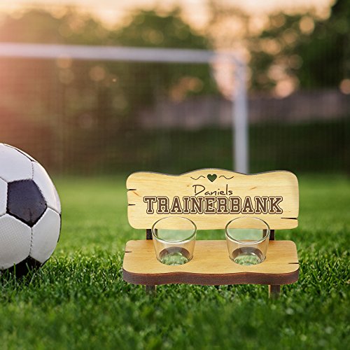 Casa Vivente Schnapsbank mit Zwei Schnapsgläsern und Gravur – Trainerbank – Personalisiert mit Namen – Schnapsbankerl aus Erlenholz – Geschenkidee für Männer und Fußballfans – Geburtstagsgeschenke