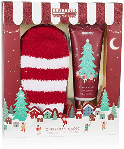 BRUBAKER Cosmetics Weihnachten Geschenkset Winter Beeren Duft - Extra weiche Plüsch Socken mit 110 ml Fußlotion - Fußpflege Weihnachtsset für Frauen und Männer