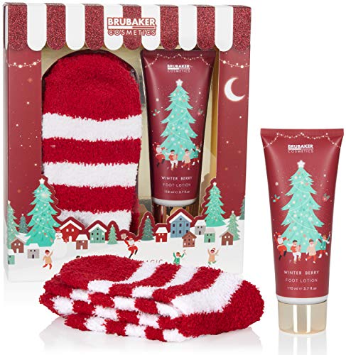 BRUBAKER Cosmetics Weihnachten Geschenkset Winter Beeren Duft - Extra weiche Plüsch Socken mit 110 ml Fußlotion - Fußpflege Weihnachtsset für Frauen und Männer