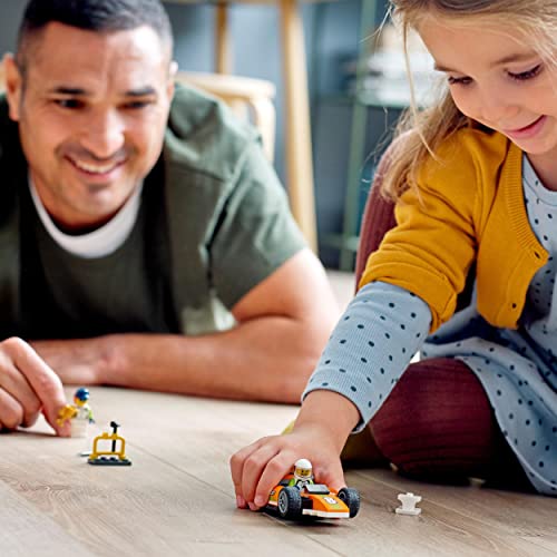 LEGO 60322 City Rennauto, Formel 1 Auto für Kinder ab 4 Jahren, Rennwagen-Spielzeug mit Mechaniker- und Rennfahrer-Minifiguren, Rennauto