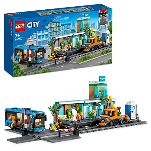 LEGO 60335 City Bahnhof, Spielzeug mit Schienen-LKW, Straßenplatte, Schienensegmenten und Minifiguren, Geschenk Set, kombinierbar mit City Zug Sets und mehr