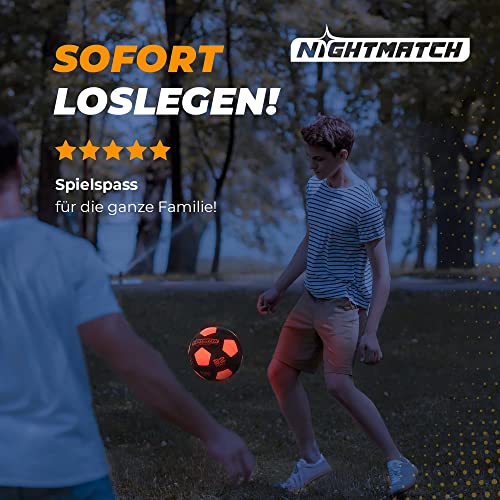 NIGHTMATCH LED Leuchtfußball - Offizielle Größe 5 - Komplettset - 2 Sensor aktivierte LED's für Spaß im Dunkeln - Ideal für Klein & Groß - Leuchtfussball, Leuchtball Kinder, Fussball (Schwarz/Orange)