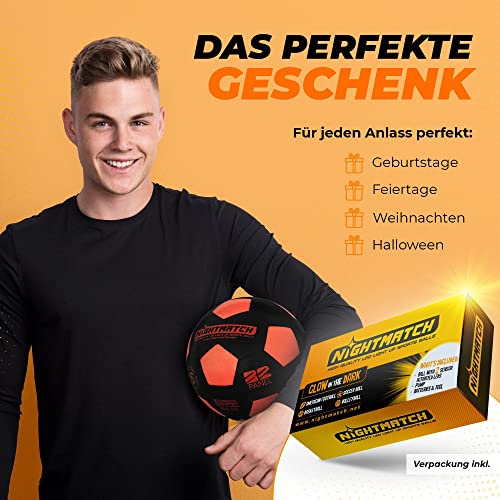 NIGHTMATCH LED Leuchtfußball - Offizielle Größe 5 - Komplettset - 2 Sensor aktivierte LED's für Spaß im Dunkeln - Ideal für Klein & Groß - Leuchtfussball, Leuchtball Kinder, Fussball (Schwarz/Orange)