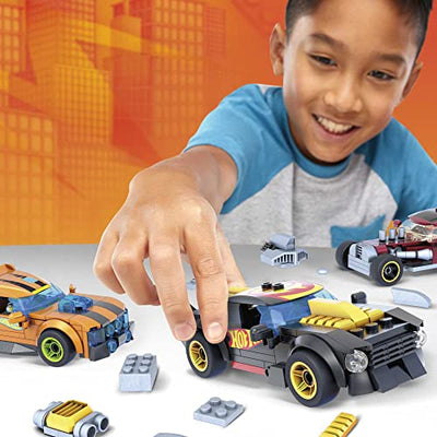 MEGA Construx GVM13 - Hot Wheels Rennwagen Spielzeug-Set, Bauset, 485 Teile, 4 Fahrzeuge, Rally Cat, Dawgzilla, Night Shifter und Mod Rod, 4 bewegliche Mikro-Actionfiguren, für Kinder ab 5 Jahren